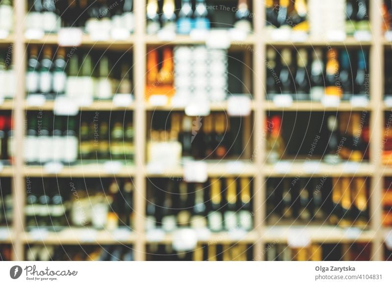 Unscharfes Bild von Flaschen mit Alkohol in den Regalen im Supermarkt. Wein Getränk Hintergrund abstrakt Einzelhandel Werkstatt Laden Weingut Ablage Markt Reihe