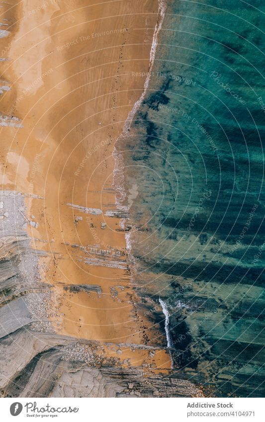 Smaragdgrüne schäumende Wellen, die spontan den Sandstrand umspülen Meer türkis Strand sandig schaumig MEER tropisch Urlaub blau Wasser Natur reisen exotisch