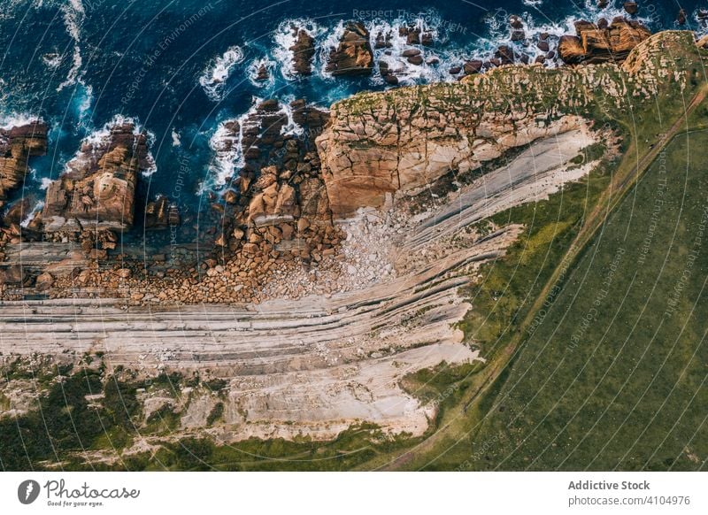 Steinerne Gipfel und Meeresufer und schäumende Wellen unter bewölktem Himmel MEER Landschaft Ufer Wasser Natur reisen malerisch wolkig Kantabrien Santander