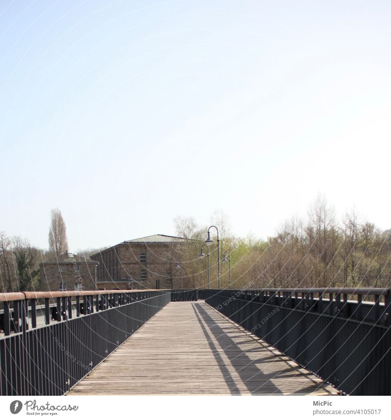 „Auf dem Holzweg“ Brücke Holz historisch mit Laternen Brückengeländer bridge wood Historische Bauten Außenaufnahme Farbfoto Architektur Menschenleer alt Bauwerk