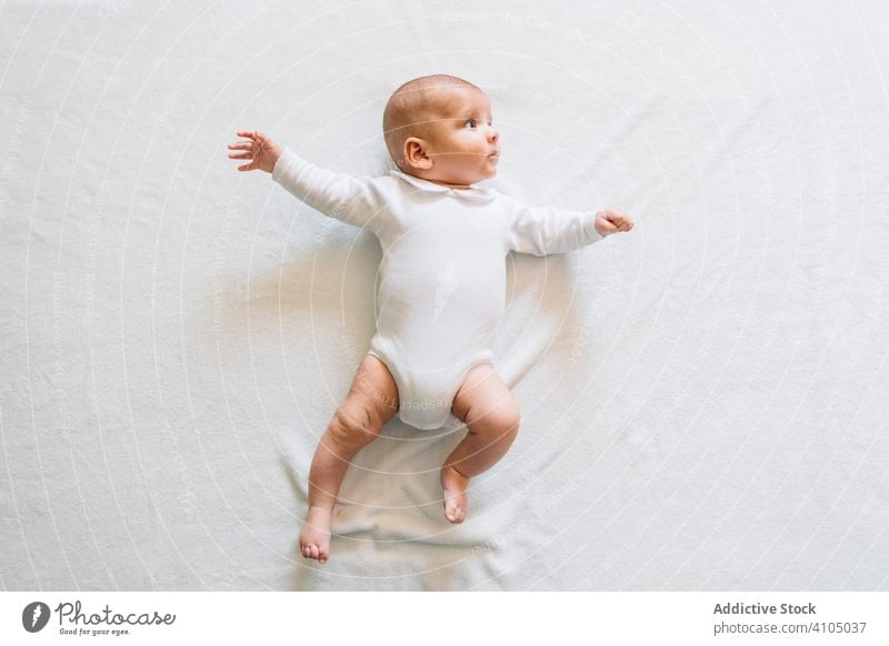 Bezauberndes Neugeborenes im Bett liegend Baby Lügen neugeboren heimwärts Säugling bezaubernd Kind Windstille klein niedlich süß Pyjama lässig unschuldig