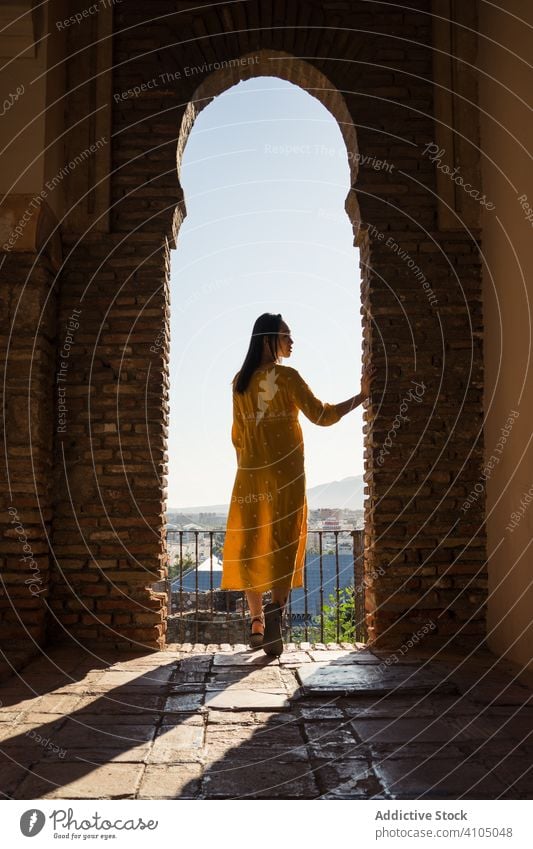 Weiblicher Reisender im Bogen der alten Festung Frau Gebäude Tourismus schäbig Alcazaba Malaga Spanien reisen Ausflug besuchen Ausflugsziel Architektur