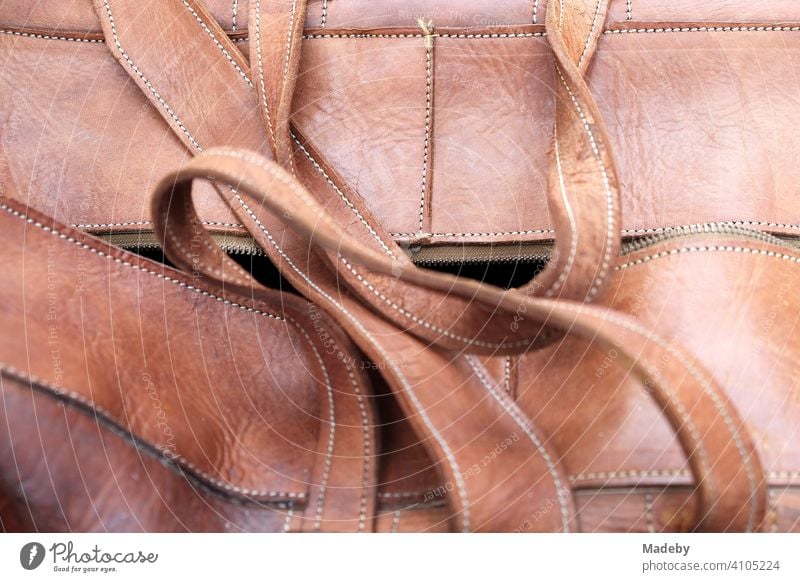 Klassische elegante braune Ledertasche auf dem Flohmarkt bei den Golden Oldies in Wettenberg Krofdorf-Gleiberg bei Gießen in Hessen Tasche Handtasche