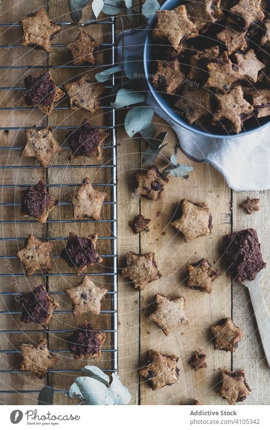 Gebackene braune Kekse vor dem Servieren Cookies Essen zubereiten Prozess festlich Bäckerei vorbereitend Löffel Schokolade Küche Gebäck Lebensmittel