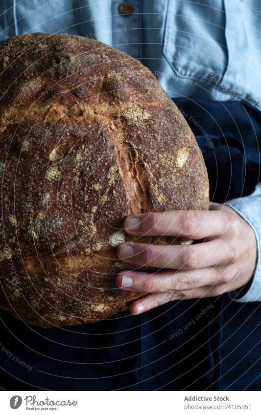 Anonyme Person mit Schwarzbrot in der Hand Essen zubereiten Brot Sauerteig Küche Mahlzeit Lebensmittel Mittagessen Schürze Frühstück Morgen Lifestyle