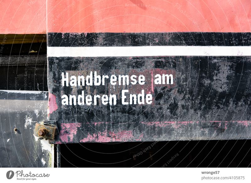 Empfehlung | Handbremse am anderen Ende Thementag Benutzung Eisenbahn Detail Schriftzug Hinweis Orientierung Schilder & Markierungen Hinweisschild Menschenleer