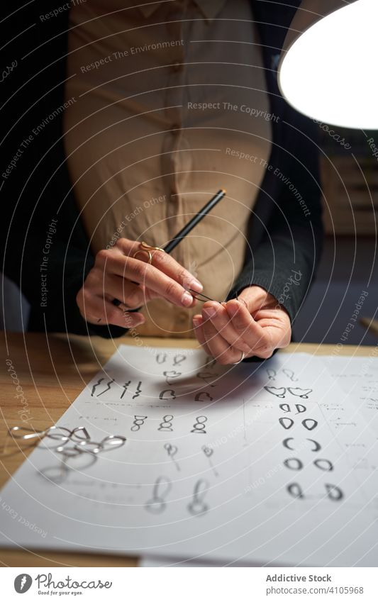 Frau Designer machen Schmuck Zeichnungen Business gold Sale Kaukasier Perle Kristalle Silber zuschauen Laden Geschenk Werkstatt Blick Dienst Merchandise Kunde