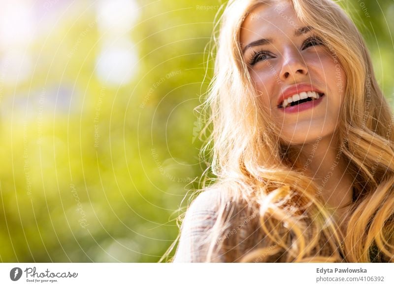 Porträt einer attraktiven jungen Frau im Freien Sommer Mädchen Menschen junger Erwachsener Lifestyle tausendjährig außerhalb schön positiv eine Person lässig