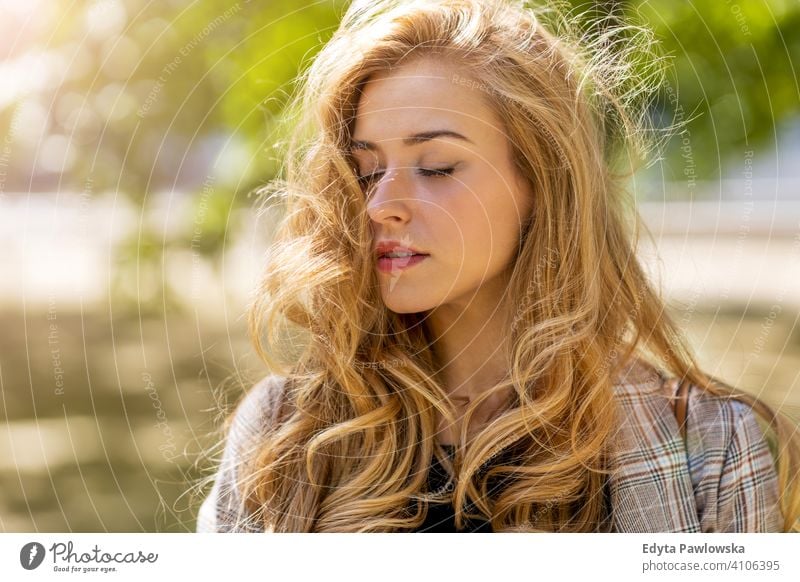 Porträt einer attraktiven jungen Frau im Freien Sommer Mädchen Menschen junger Erwachsener Lifestyle tausendjährig außerhalb schön positiv eine Person lässig