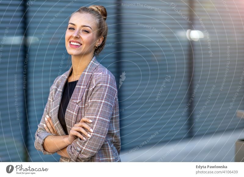 Attraktive junge Frau mit Smartphone in der Stadt Sommer Mädchen Menschen junger Erwachsener Lifestyle im Freien tausendjährig außerhalb attraktiv schön positiv