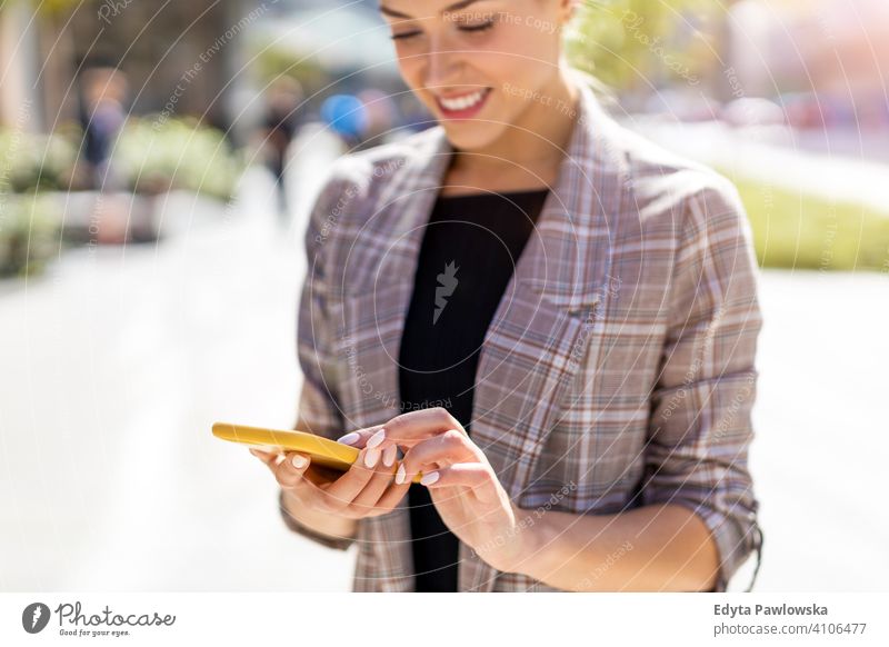 Attraktive junge Frau mit Smartphone in der Stadt Sommer Mädchen Menschen junger Erwachsener Lifestyle im Freien tausendjährig außerhalb attraktiv schön positiv