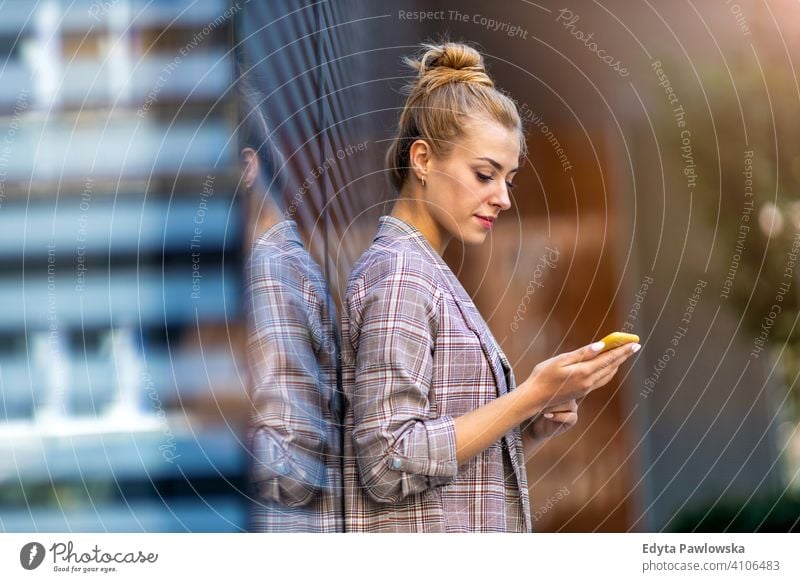 Attraktive junge Frau mit Smartphone in der Stadt Sommer Mädchen Menschen junger Erwachsener Lifestyle im Freien tausendjährig außerhalb attraktiv schön positiv