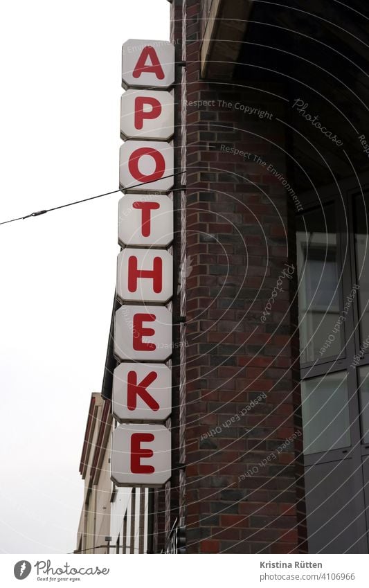 apotheke leuchtreklame schild reklameschild werbung werbeschild haus medikamente arzneimittel medizin gesundheit pharmazie gebäude architektur fassade außen