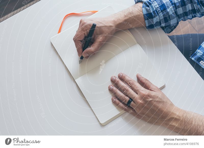 Mann schreibt in Notizbuch mit Füllfederhalter auf weißem Tisch Hand schreiben Schriftsteller Unterschrift Schreibtisch Menschen klassisch teuer schwarz Design