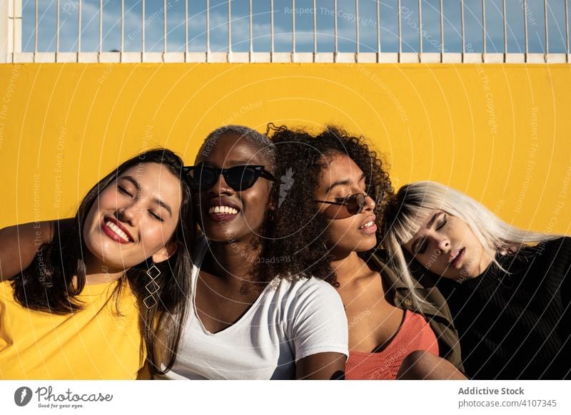 Fröhliche junge, gemischtrassige Studentinnen genießen den Zeitvertreib im Stadion Schüler Frau Frauen Lachen Gespräch Spielplatz Lifestyle Freund Freundschaft