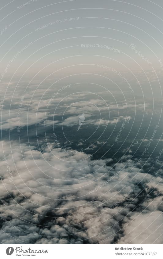 Erstaunlicher Himmel und Wolken über der Erde Cloud Flug hoch oben Air fluffig Atmosphäre Umwelt Natur reisen Ausflug weiß wolkig farbenfroh Tag Formen