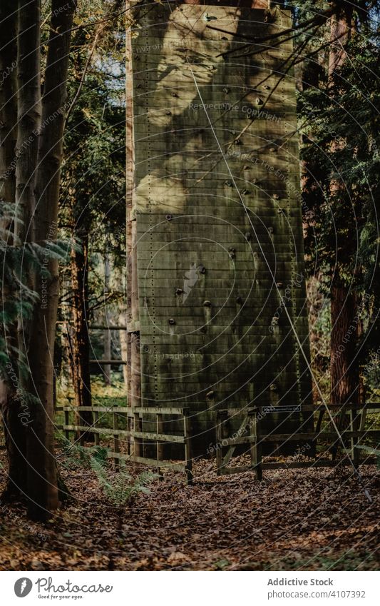 Kletterwand auf dem Lande Bauernhof Landschaft Rasen Zaun schäbig hölzern Holz Nutzholz verwittert niemand Windstille ruhig Barriere abgenutzt Grunge rau Gras