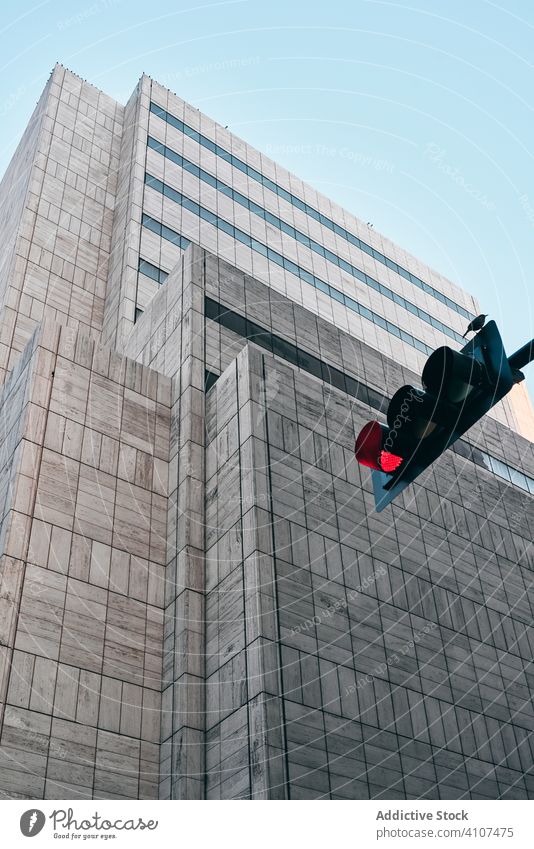 Moderner Wolkenkratzer und Ampel im Stadtzentrum Gebäude Großstadt rot modern kreativ Architektur Außenseite blau Himmel Straße urban Business Stadtbild Turm