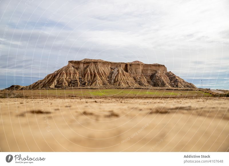 Ruhige Landschaft mit leeren Tälern und Bergen wüst Berge u. Gebirge Strauch Blauer Himmel Cloud malerisch bardenas reales navarre Spanien Natur Sonne Sommer