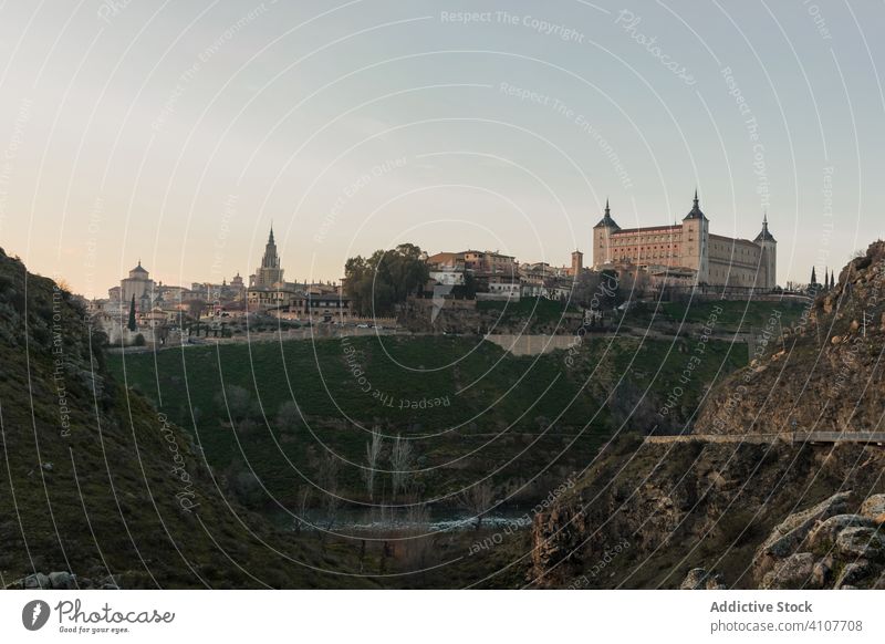 Altes Schloss umrahmt mit blühendem Baum Burg oder Schloss Sonnenuntergang mittelalterlich Architektur Gebäude historisch antik Ausflugsziel reisen Kultur