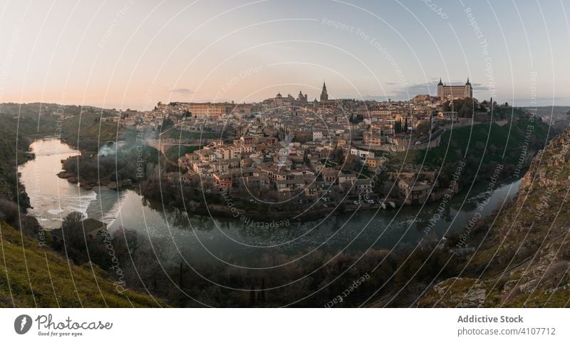 Altstadt auf der anderen Seite des Flusses bei Sonnenuntergang Stadt Architektur alt mittelalterlich Stadtbild Großstadt reisen Tourismus Gebäude malerisch