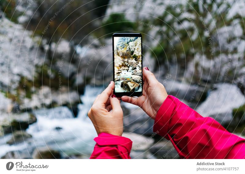 Anonyme Person, die mit ihrem Smartphone eine Berglandschaft fotografiert Foto Bildschirm Landschaft benutzend Apparatur Gerät Fotokamera Anzeige Fotograf