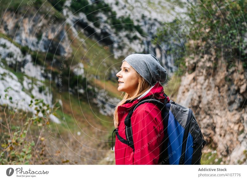 Tourist mit Rucksack zwischen hohen Felsen stehend Frau Gipfel Berge u. Gebirge Hügel reisen Natur Trekking Landschaft Himmel Tourismus Abenteuer gefährlich