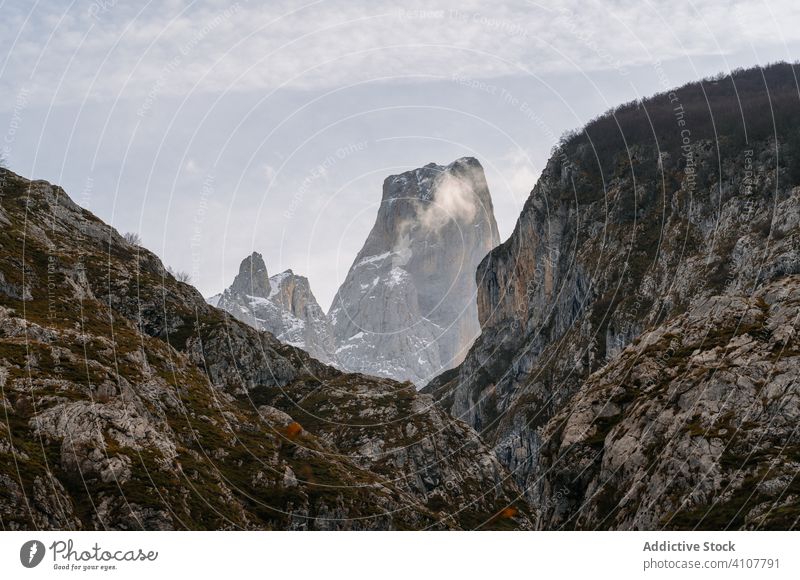 Tal in Gipfeln unter grauem Wolkenhimmel Berge u. Gebirge Felsen wolkig Himmel felsig Cloud Natur Europa Landschaft malerisch Park Asturien Spanien natürlich