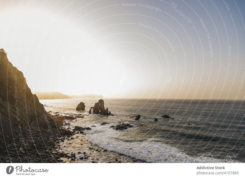 Wunderschöne Szenerie der Meeresküste in der Dämmerung Ufer winken MEER Wasser Strand Hügel Einsamkeit Felsen Natur Ausflug Spanien malerisch Küste Insel