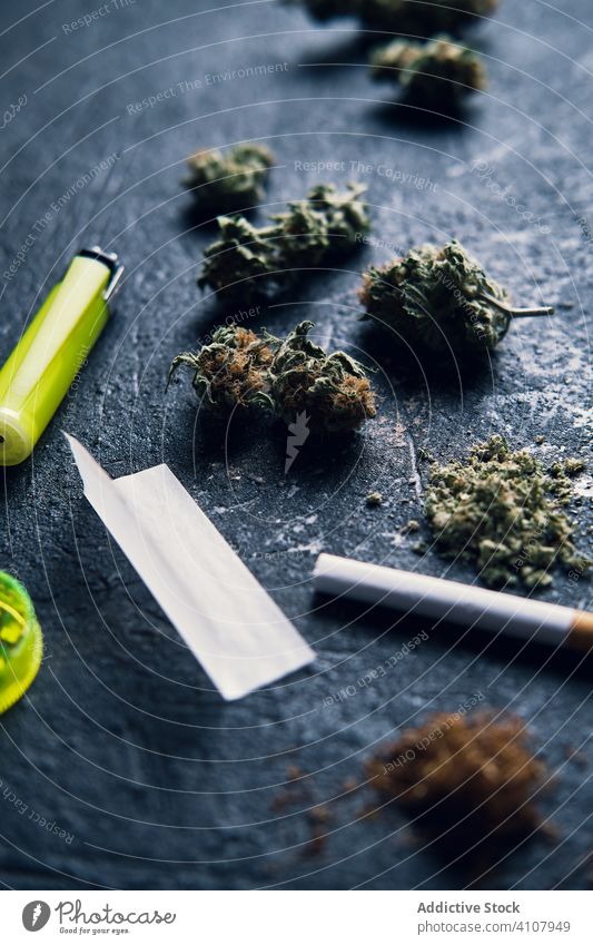 Marihuana-Knospen und Zigarette zur Herstellung von Joint Blütenknospen Gelenk rollendes Papier Grunge Medikament Cannabis Tabak Unkraut Rauch Kräuterbuch