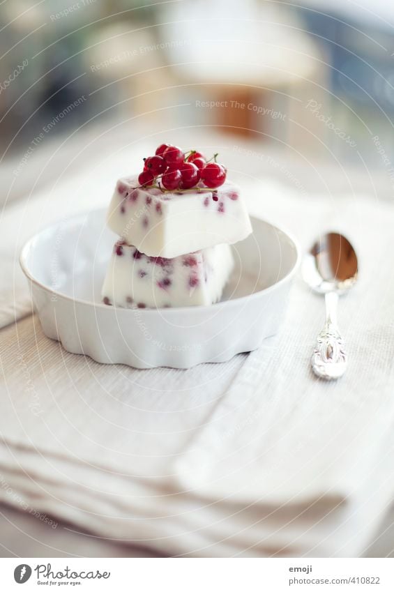 Eisturm Joghurt Milcherzeugnisse Frucht Dessert Speiseeis Süßwaren Ernährung Löffel lecker süß joghurteis Johannisbeeren Farbfoto Innenaufnahme Nahaufnahme