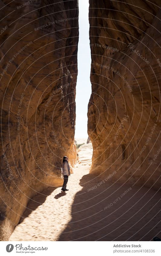 Unbekannter Tourist beim Besuch geologischer Stätten an einem sonnigen Tag Standort besuchen Reisender genießen Sightseeing Urlaub Natur Felsen Klippe reisen