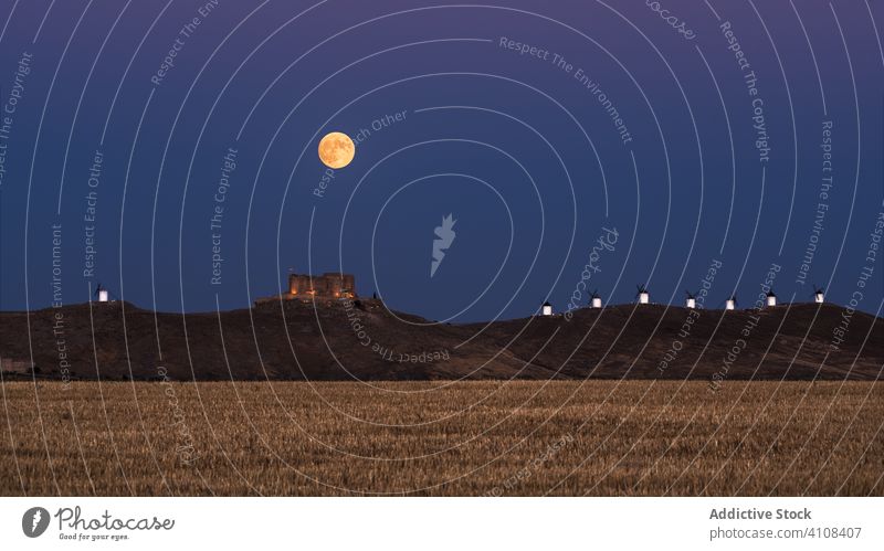 Atemberaubende Landschaft mit Burgruine und Mond bei Nacht ruiniert Burg oder Schloss Verlassen gealtert Festung beleuchtet Finsternis Mond- Vollmond antik Turm