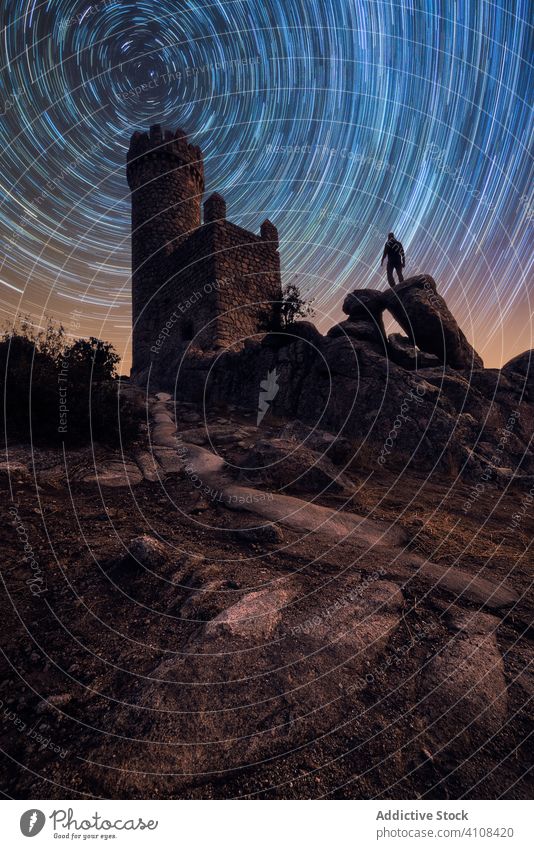 Wunderschöne Landschaft einer alten Burgruine in sternenklarer Nacht Burg oder Schloss ruiniert antik Verlassen mittelalterlich farbenfroh Himmel Palast bleiben