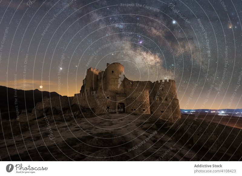 Landschaft mit mittelalterlicher Burg in sternenklarer Nacht Burg oder Schloss Verlassen antik Palast Himmel farbenfroh Berge u. Gebirge ruiniert bleiben