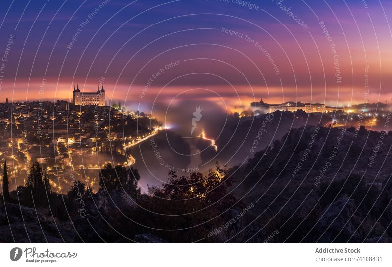 Prächtige Landschaft eines mittelalterlichen Schlosses in der nebligen Abenddämmerung Palast beleuchtet antik Burg oder Schloss Stadt Dämmerung Großstadt Morgen