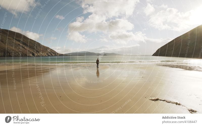 Mann genießt die Natur in Irland Person genießen Tourist nachdenken Landschaft Strand Küstenlinie Schönheit Wasser MEER Himmel Freiheit Feiertag reisen Erholung