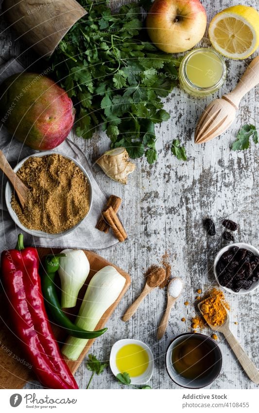 Verschiedene Zutaten für Chutney Mango auf dem Tisch Bestandteil Chutney-Mango verschiedene Apfel Paprika Zwiebel Gewürz Vorbereitung Koch frisch organisch