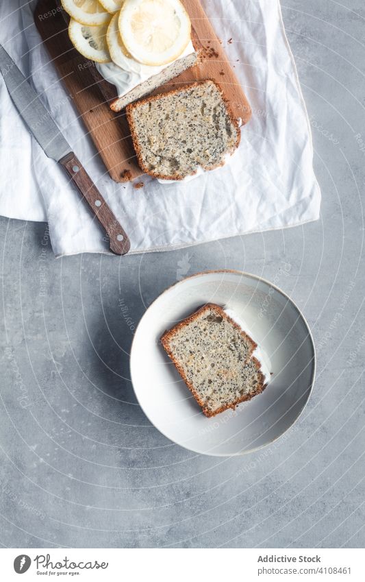 Zitronen- und Mohnkuchen auf weißen Tellern serviert Kuchen selbstgemacht geschnitten Portion Lebensmittel backen Gebäck dienen geschmackvoll Küche lecker