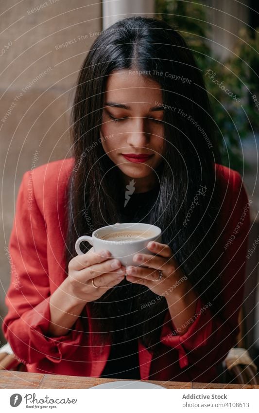 Frau trinkt Kaffee im Café Frühstück Tisch Tasse trinken Zeitung Morgen sich[Akk] entspannen ruhen Kantine lässig Lifestyle modern jung Getränk Lebensmittel