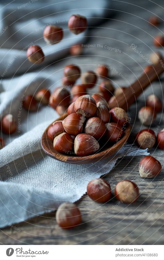 Braune reife Haselnuss auf dem Löffel bei Tisch braun Gesundheit essbar hölzern Filbert haselnussbraun Sammeln Nut Haufen Bestandteil natürlich Ernte organisch