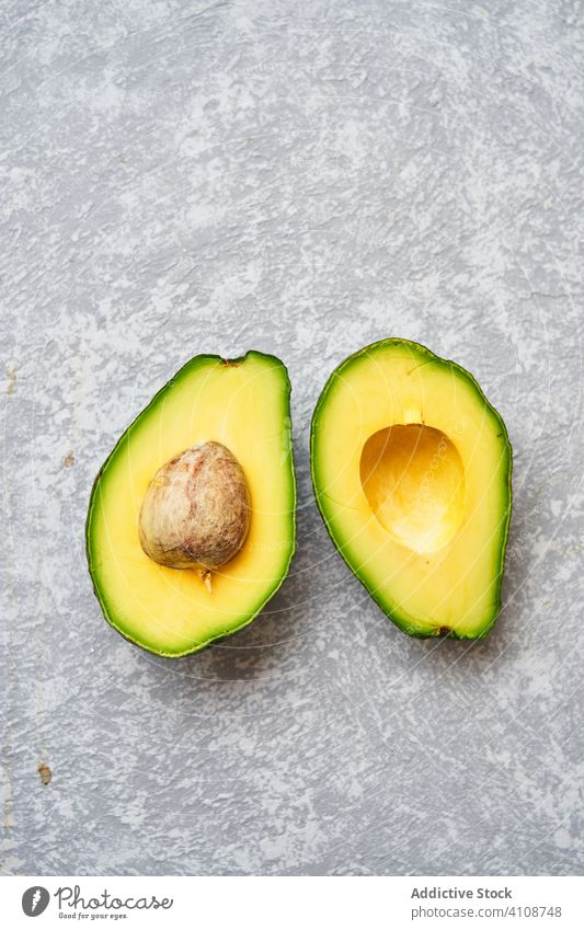 Cut Avocado auf grauem Hintergrund Textur geschnitten frisch roh grün tropisch Gesundheit Frucht Scheibe Lebensmittel Diät natürlich Vegetarier Bestandteil