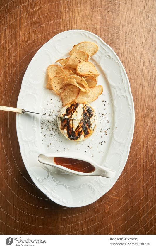 Leckerer gegrillter Burger mit gebackenen Pommes frites und Soße auf dem Teller Chip Saucen geschmackvoll Hähnchen Knusprig grillen Brot Lebensmittel lecker