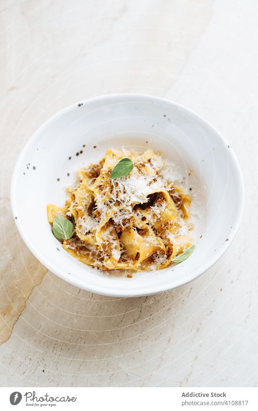 Haute Cuisine Nudeln mit Käse im Restaurant Spätzle Makkaroni Spaghetti Minze Teller klassisch frisch Lebensmittel Portion Mahlzeit Speise lecker Tradition