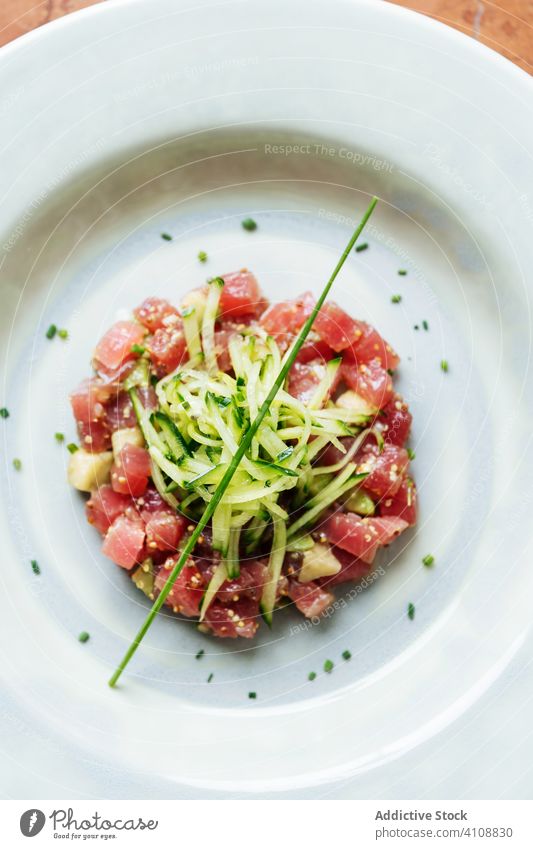 Leckeres, elegantes Tatar mit Fisch im Restaurant Weinstein Thunfisch Gemüse Hohe Küche Scheibe Spielfigur Teller lecker Speise Lebensmittel Mahlzeit