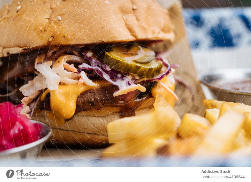 Leckerer Hamburger auf einem Teller im Restaurant Burger Junk Food Snack Fastfood Mahlzeit geschmackvoll Mittagessen Pastetchen Kotelett Salat Tomate Käse