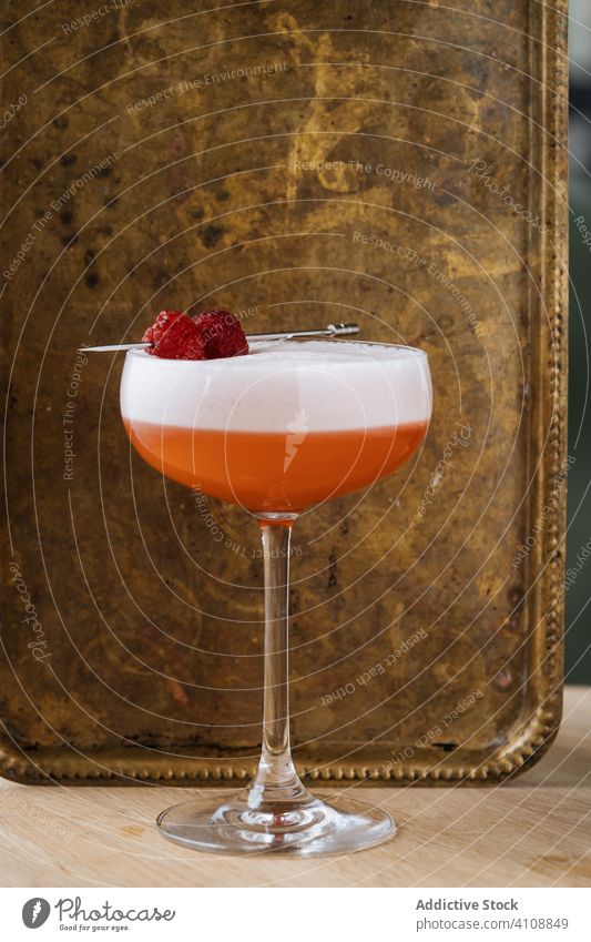 Clover Club-Cocktail im Restaurant Bar Löffel Sieb modern Glas Alkohol Stil Klee-Club Getränk trinken Gin Himbeeren schäumen rot farbenfroh