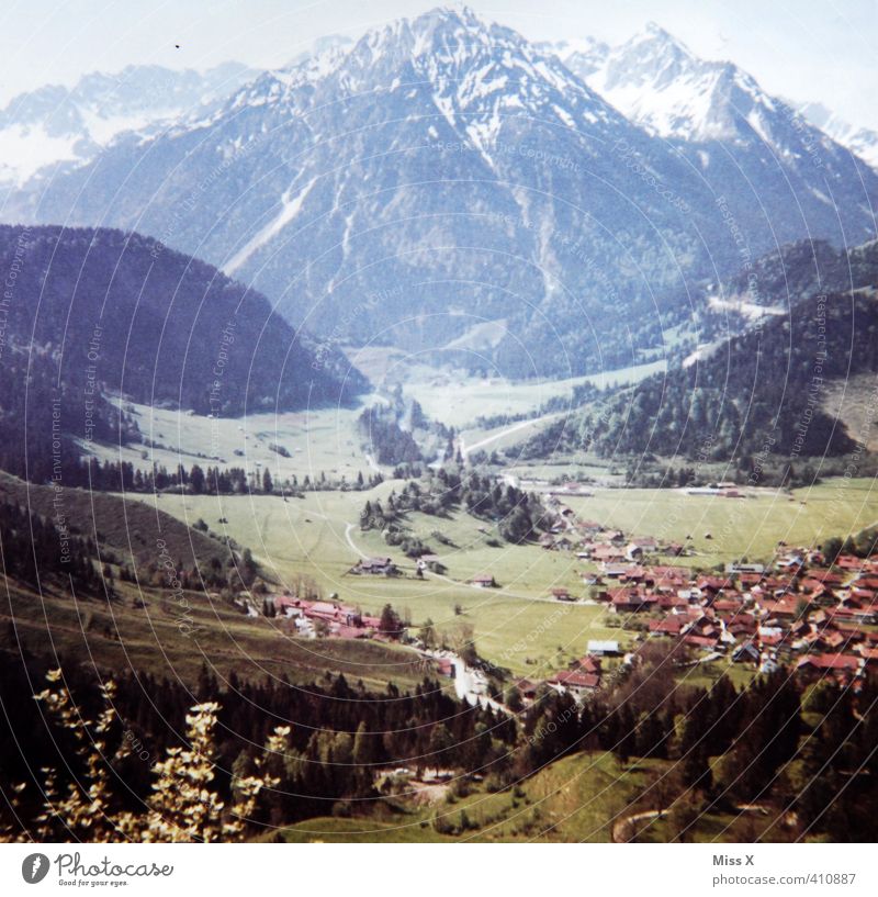 Postkarte 1965 Ferien & Urlaub & Reisen Tourismus Ausflug Ferne Sommerurlaub Berge u. Gebirge wandern Alpen Gipfel Schneebedeckte Gipfel Dorf Stimmung Fernweh