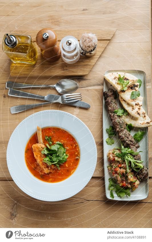 Heiße bunte Suppe und Kebab im Restaurant Fladenbrot Barbecue Haute Cuisine perfekt farbenfroh Kraut Grün Lebensmittel Fleisch lecker geschmackvoll