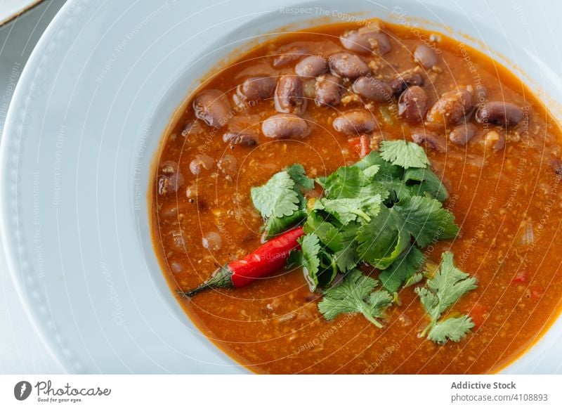 Würzige Suppe mit Bohnen im Restaurant Kraut Paprika Petersilie rot heiß Lebensmittel Tradition Mittagessen Peperoni Mahlzeit lecker frisch Gesundheit